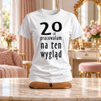 20 Lat PRACOWAŁAM NA TEN WYGLĄD - Koszulka, Prezent na 20 Urodziny dla Kobiety - zdjęcie na podstawce