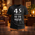 45 Lat Pracowałem Na Ten Wygląd - Koszulka, Prezent na 45 Urodziny dla Mężczyzny - zdjęcie na podstawce