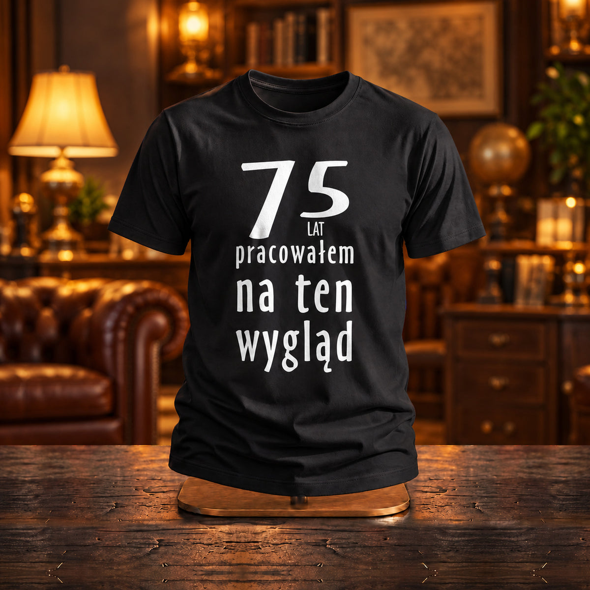 75 Lat Pracowałem Na Ten Wygląd - Koszulka, Prezent na 75 Urodziny dla Mężczyzny - zdjęcie na podstawce