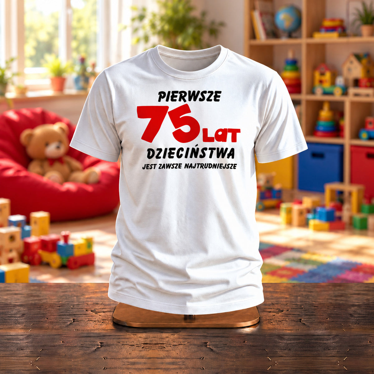 Pierwsze 75 Lat Dzieciństwa - Śmieszna Koszulka na 75 Urodziny - zdjęcie na podstawce
