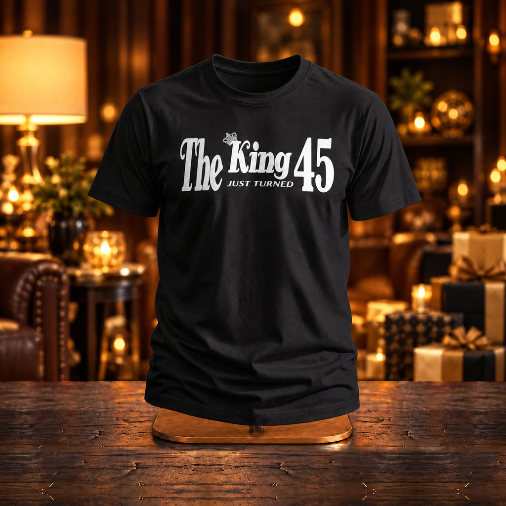 The King Just Turned 45 - Koszulka, Prezent na 45 Urodziny dla Mężczyzny - zdjęcie na podstawce