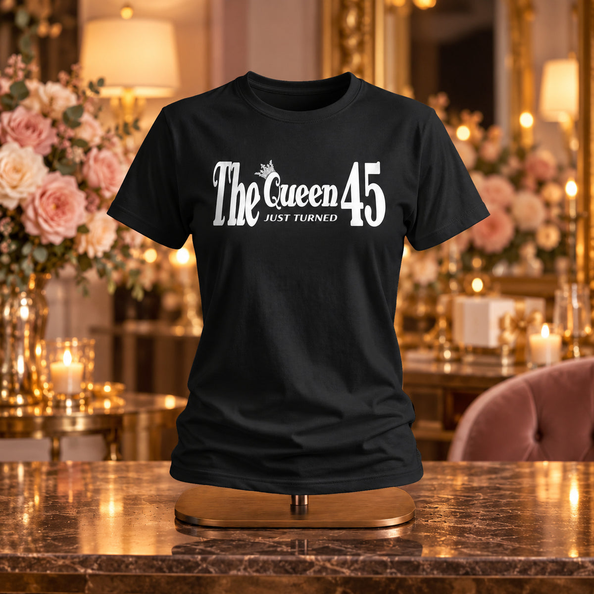 The Queen Just Turned 45 - Koszulka, Prezent na 45 Urodziny dla Kobiety - zdjęcie na podstawce