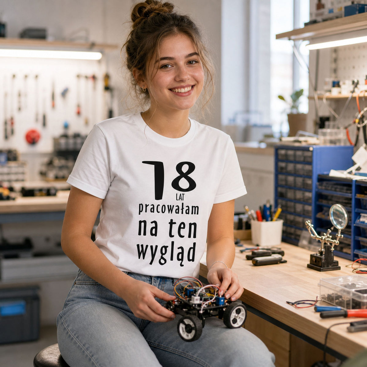 18 LAT PRACOWAŁAM NA TEN WYGLĄD - Koszulka na 18 Urodziny dla Niej