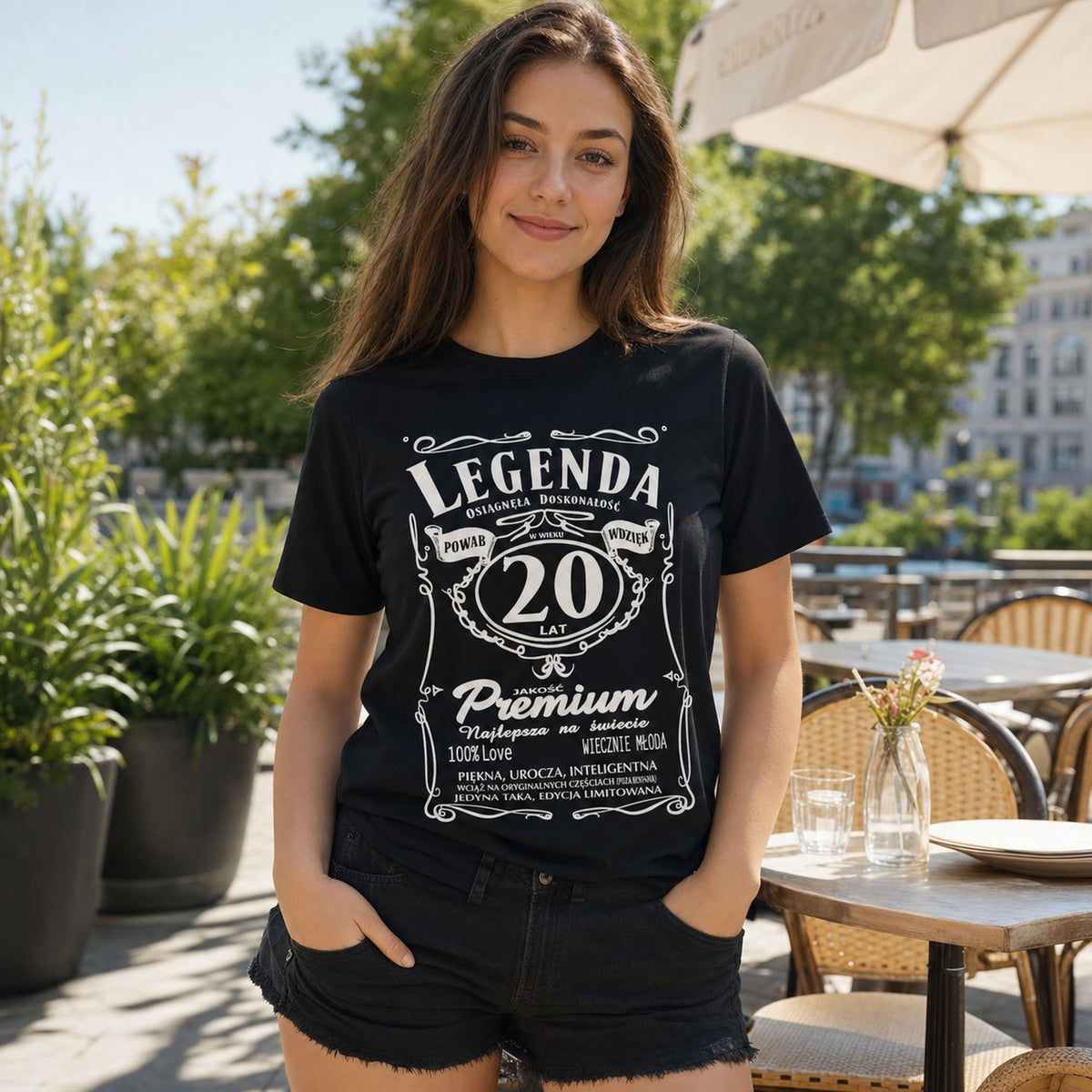Koszulka Legenda 20 Lat Powab Wdzięk w kolorze czarnym - dziewczyna na tarasie kawiarni w mieście, prezent na 20 urodziny dla dziewczyny
