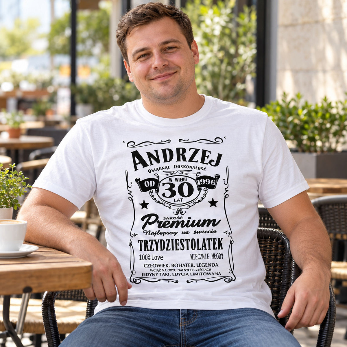 Andrzej w białej koszulce „30 lat” z imieniem i rocznikiem 1996 - personalizowany prezent na 30 urodziny
