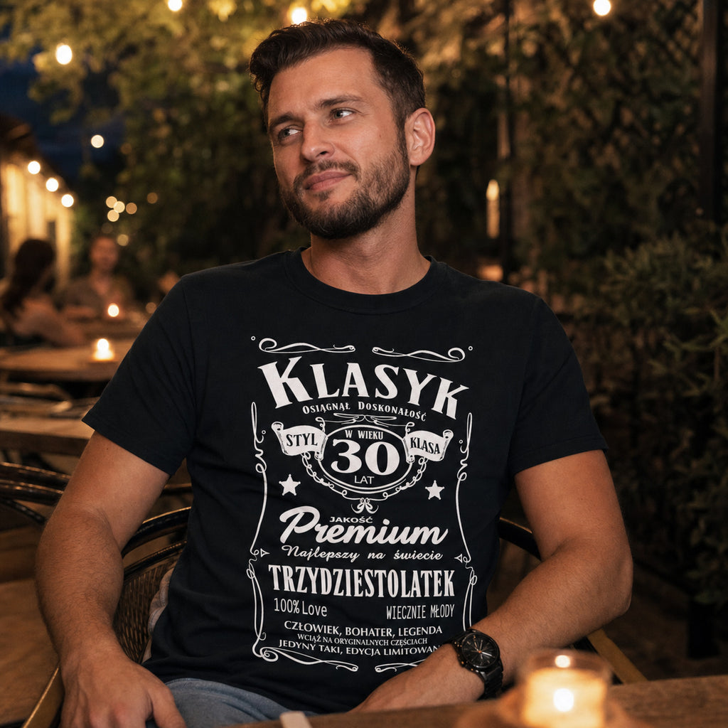 Koszulka Klasyk 30 Lat Trzydziestolatek w kolorze czarnym - mężczyzna w ogródku wieczorem, prezent na 30 urodziny dla mężczyzny