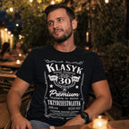 Koszulka Klasyk 30 Lat Trzydziestolatek w kolorze czarnym - mężczyzna w ogródku wieczorem, prezent na 30 urodziny dla mężczyzny