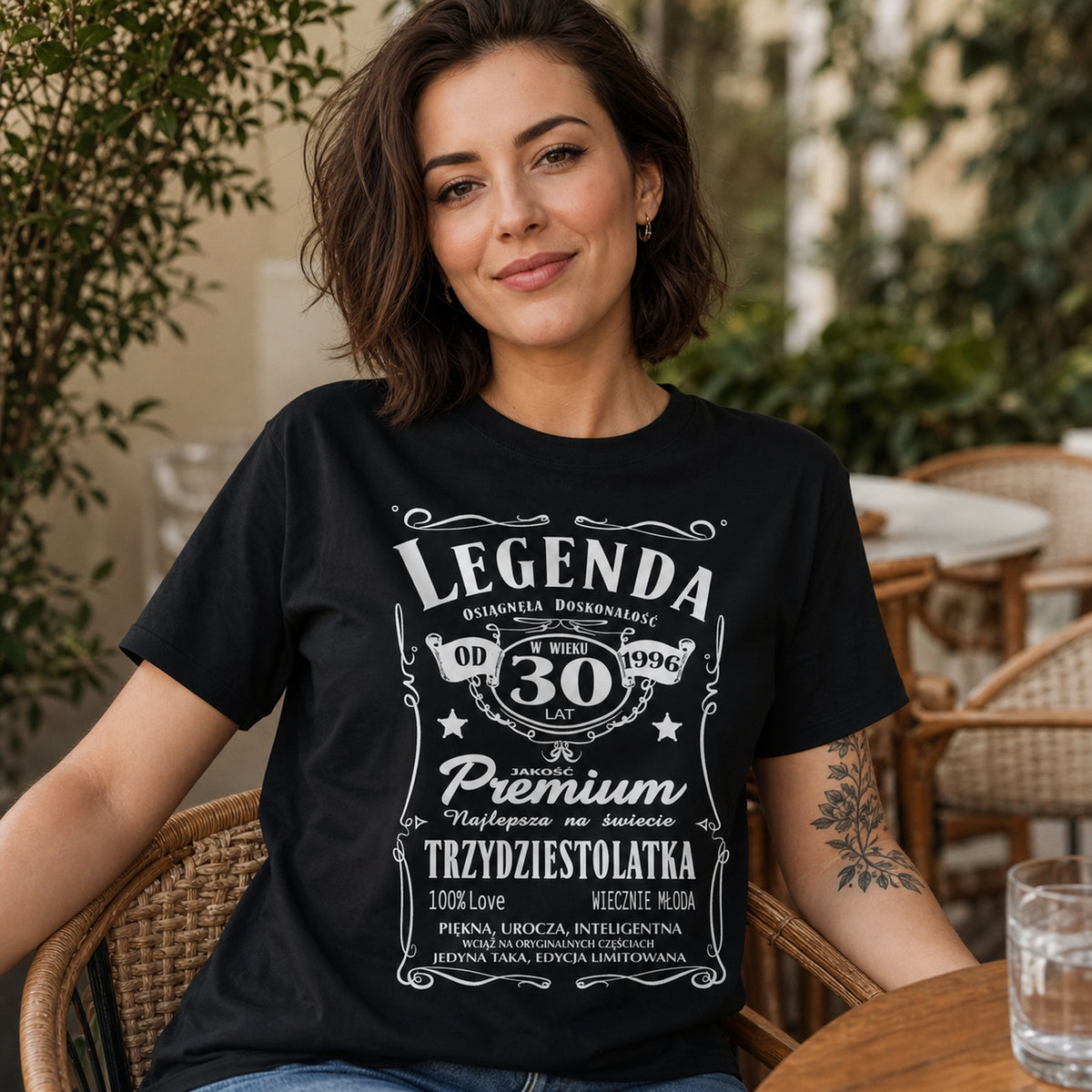 Koszulka Legenda od 1996 30 Lat Trzydziestolatka w kolorze czarnym - kobieta w ogródku kawiarni, prezent na 30 urodziny dla kobiety