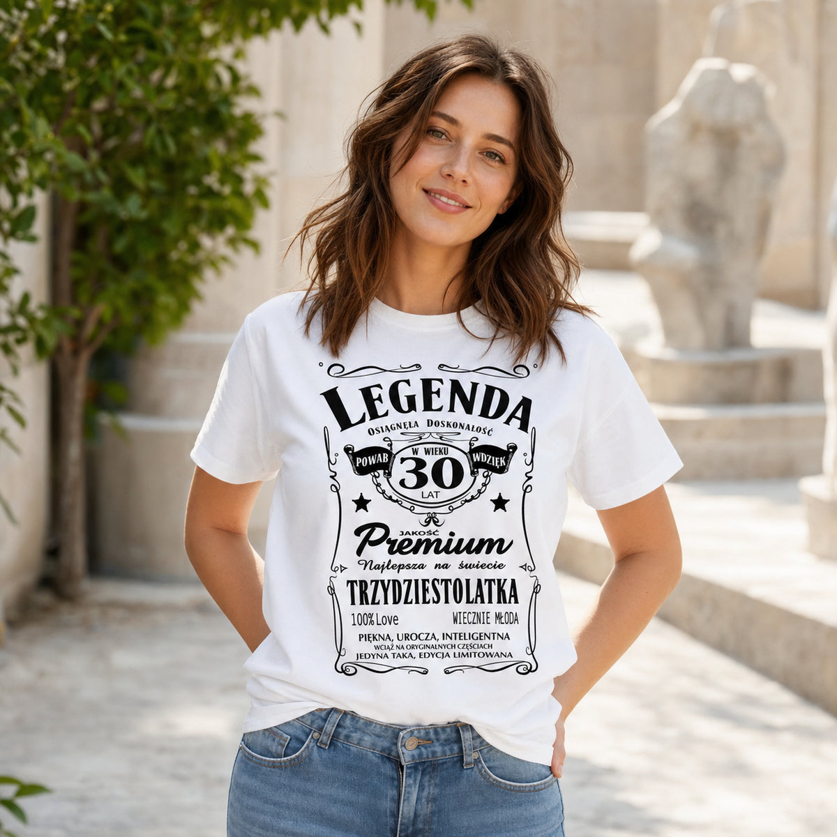 Koszulka Legenda 30 Lat Trzydziestolatka w kolorze białym - kobieta na dziedzińcu z rzeźbą, prezent na 30 urodziny dla kobiety