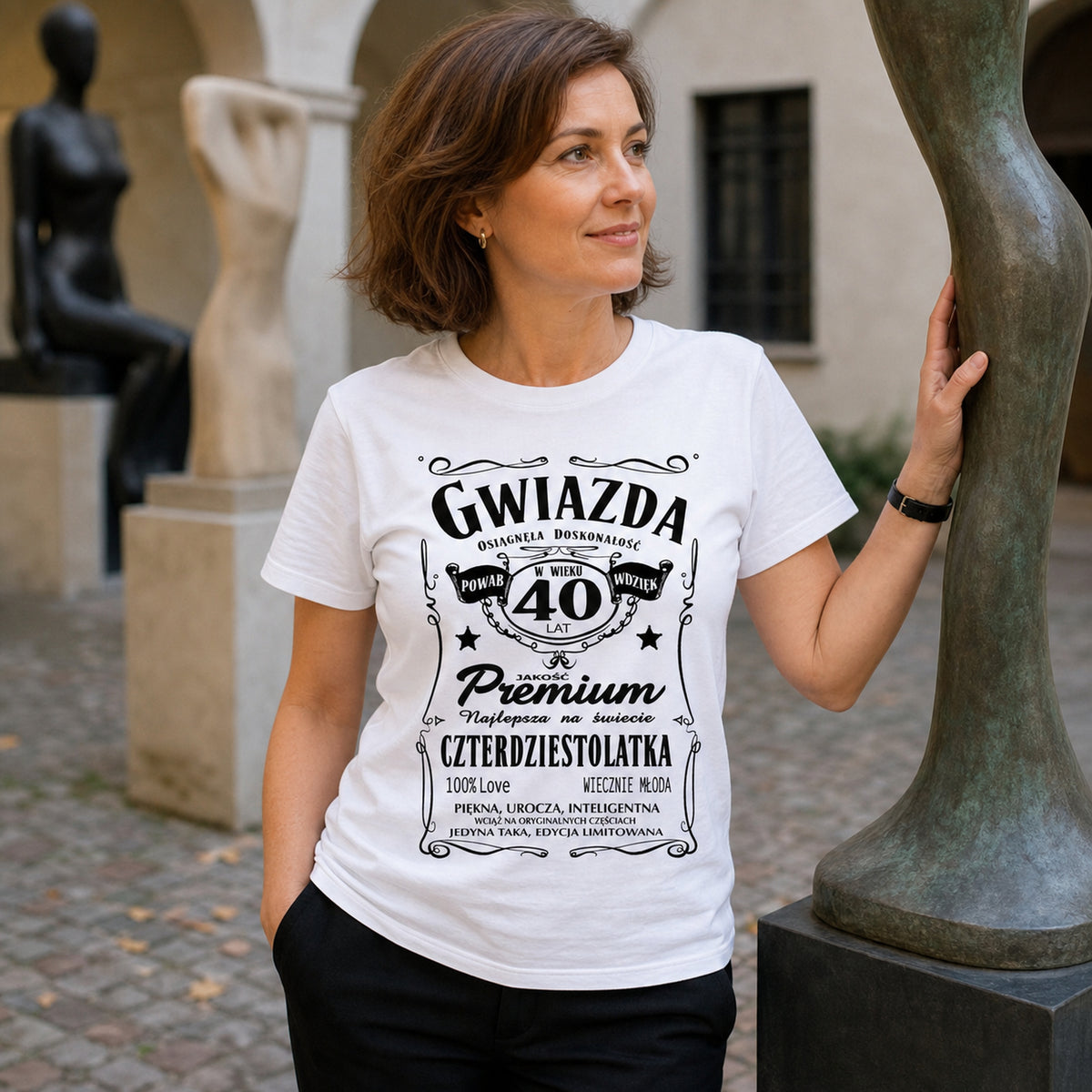 Koszulka Gwiazda 40 Lat Czterdziestolatka w kolorze białym - kobieta na dziedzińcu z rzeźbami, prezent na 40 urodziny dla kobiety