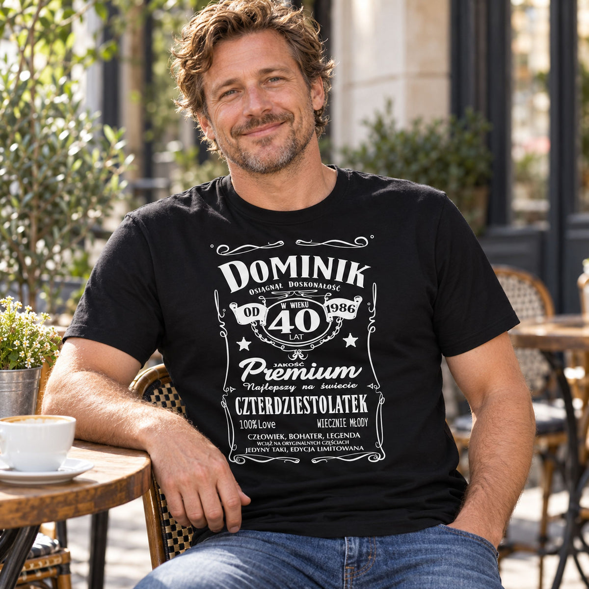 Dominik w czarnej koszulce „40 lat” z imieniem i rocznikiem 1986 - personalizowany prezent na 40 urodziny