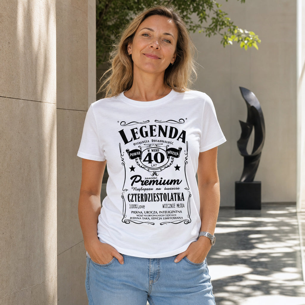 Koszulka Legenda 40 Lat Czterdziestolatka w kolorze białym - kobieta na dziedzińcu z rzeźbą, prezent na 40 urodziny dla kobiety