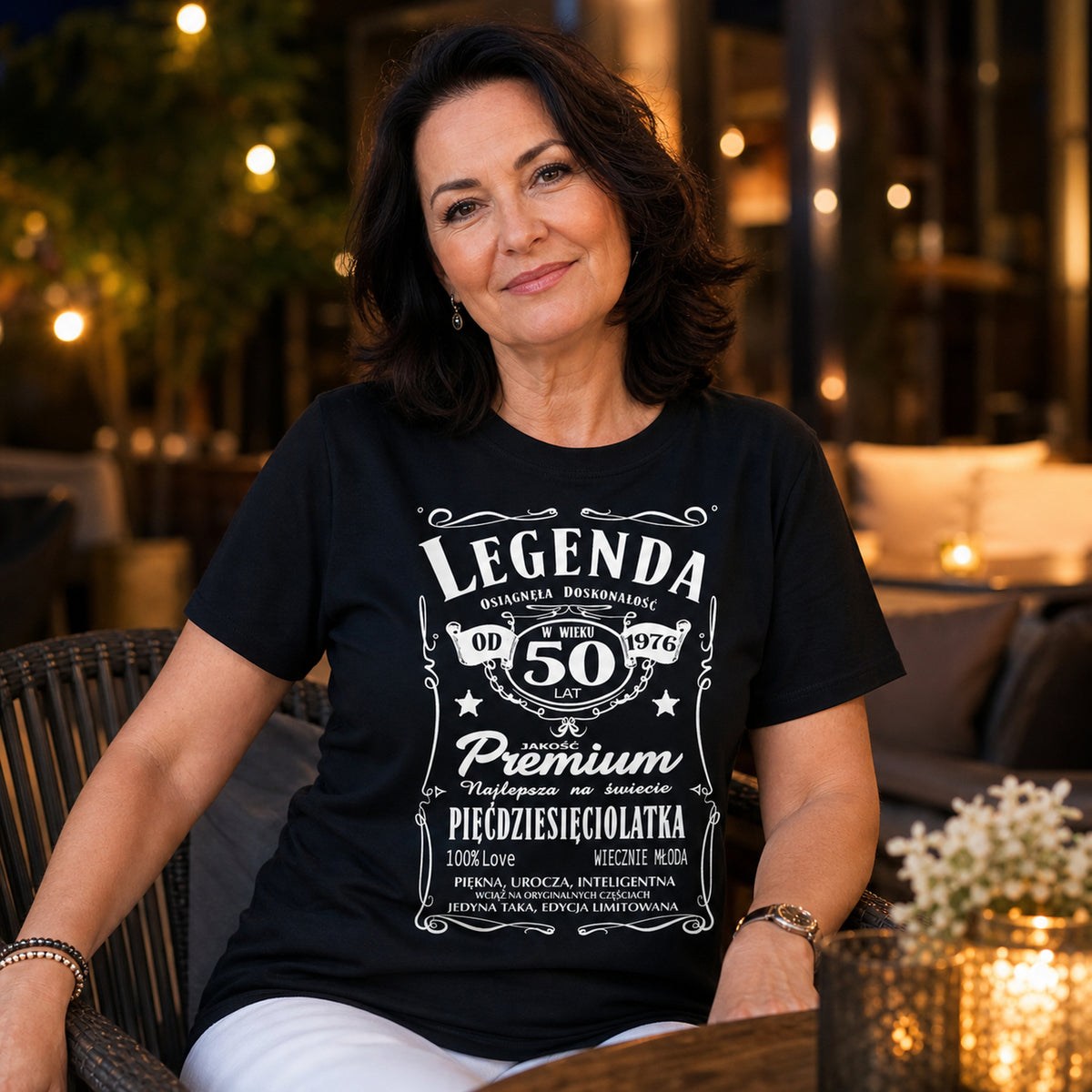 Koszulka Legenda od 1976 50 Lat Pięćdziesięciolatka w kolorze czarnym - kobieta wieczorem w restauracji, prezent na 50 urodziny dla kobiety