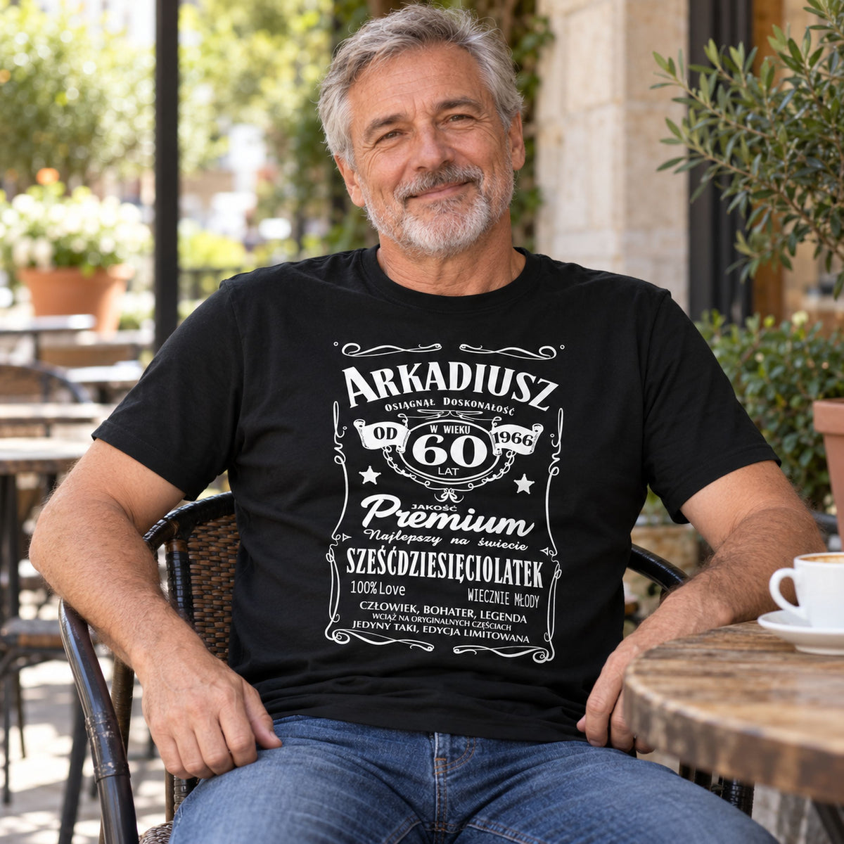 Arkadiusz w czarnej koszulce „60 lat” z imieniem i rocznikiem 1966 - personalizowany prezent na 60 urodziny