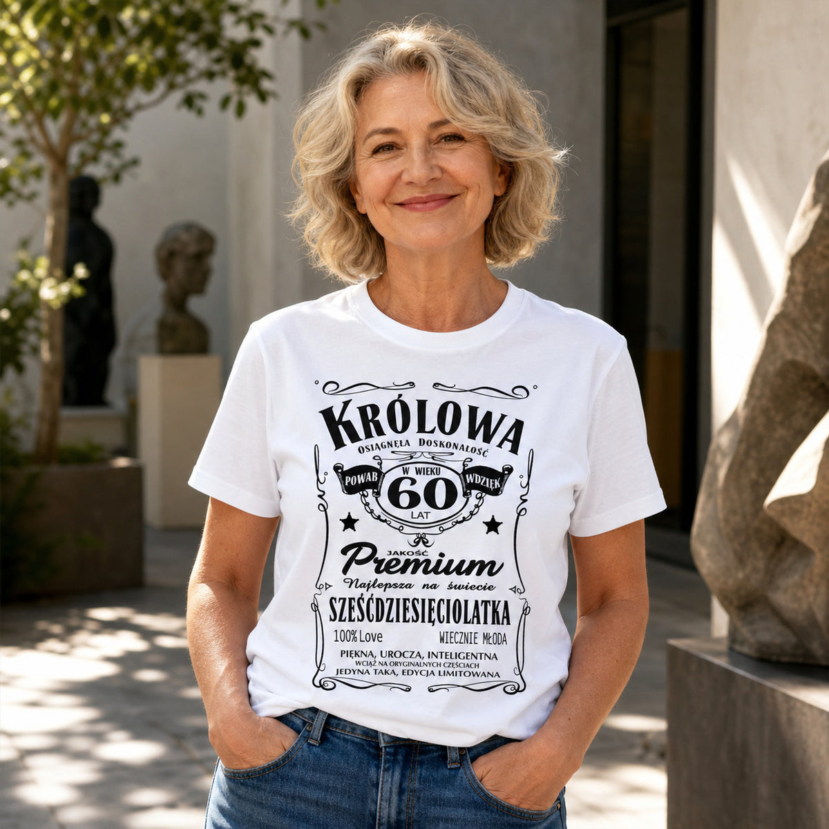Koszulka Królowa 60 Lat Sześćdziesięciolatka w kolorze białym - kobieta na dziedzińcu z rzeźbą, prezent na 60 urodziny dla kobiety
