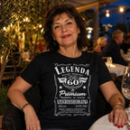 Koszulka Legenda od 1966 60 Lat Sześćdziesięciolatka w kolorze czarnym - kobieta wieczorem w restauracji, prezent na 60 urodziny dla kobiety