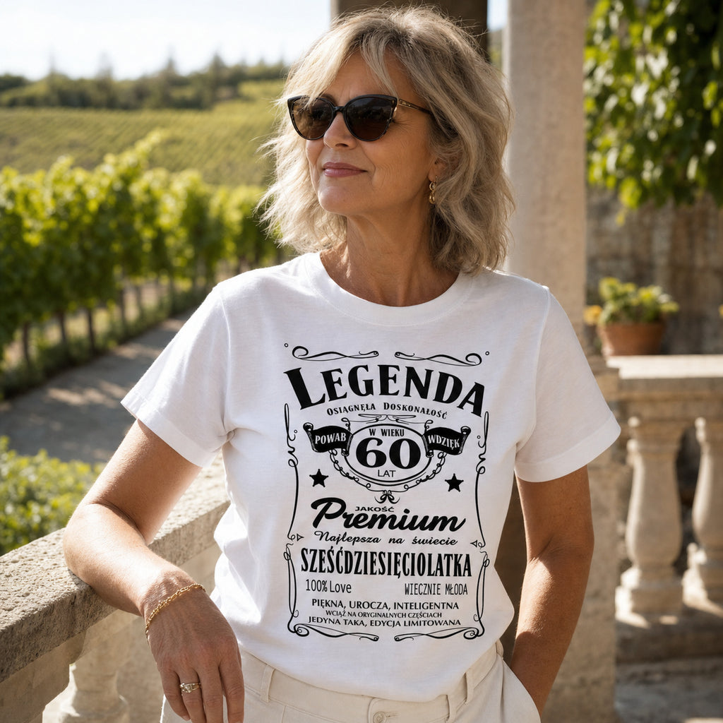 Koszulka Legenda 60 Lat Sześćdziesięciolatka w kolorze białym - kobieta na tarasie przy winnicy, prezent na 60 urodziny dla kobiety