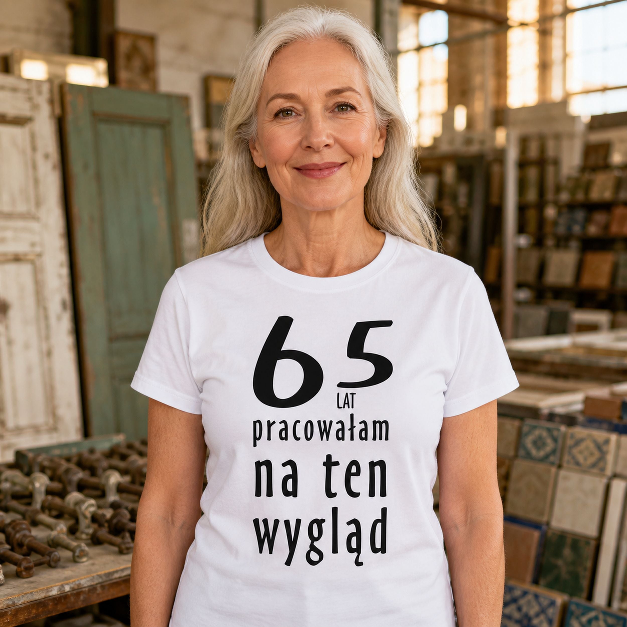 65 LAT PRACOWAŁAM NA TEN WYGLĄD - Koszulka na 65 Urodziny dla Niej