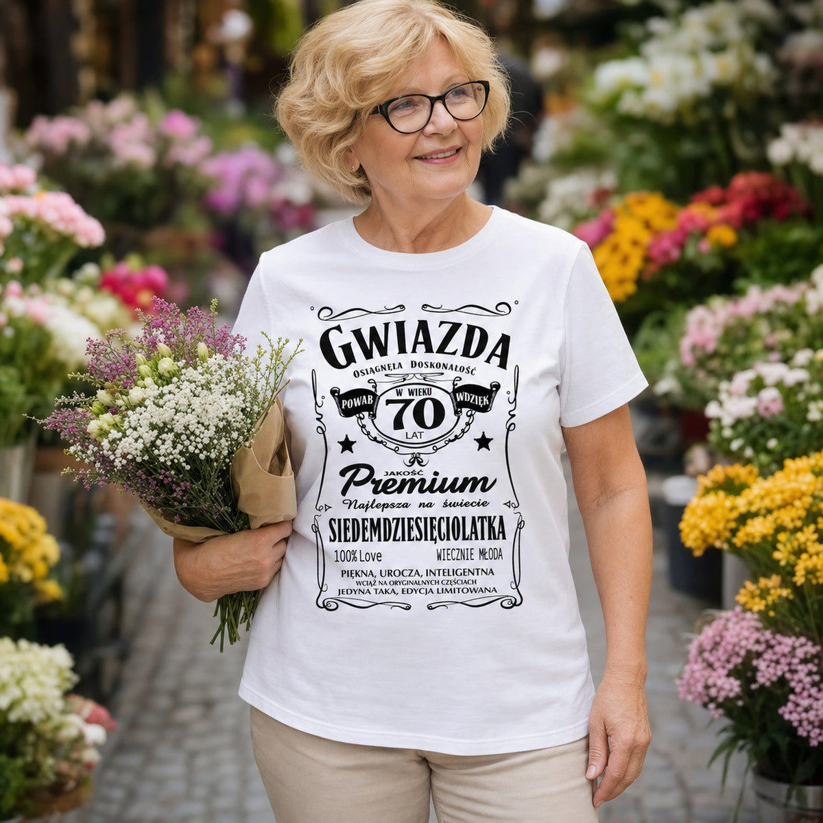 Koszulka Gwiazda 70 Lat Siedemdziesięciolatka w kolorze białym - kobieta z bukietem na targu kwiatowym, prezent na 70 urodziny dla kobiety