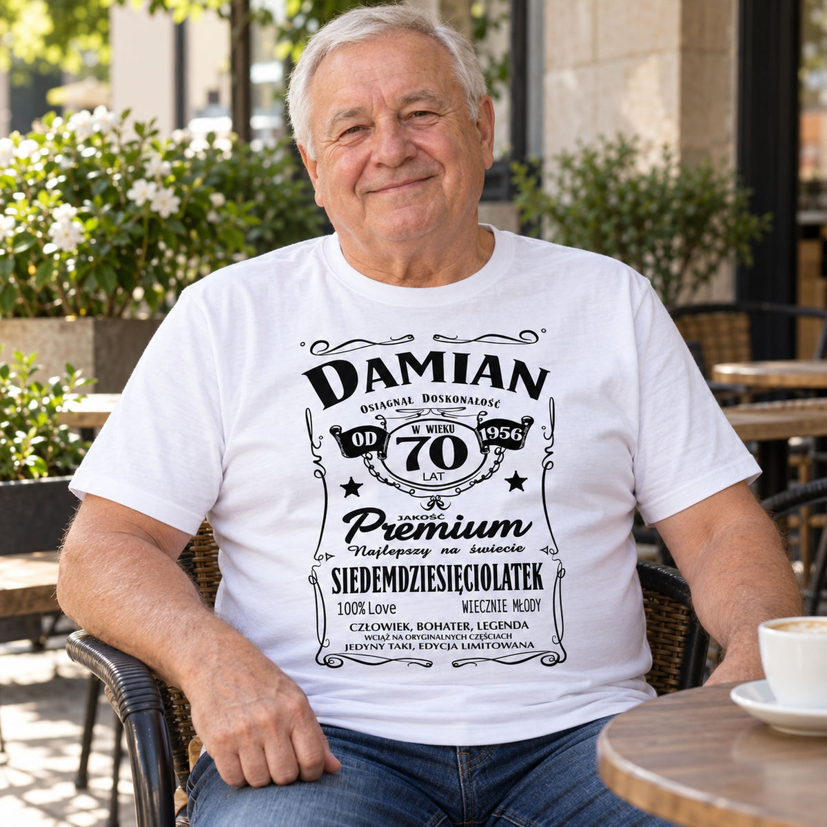 Damian w białej koszulce „70 lat Legenda 1956” z imieniem - personalizowany prezent na 70 urodziny