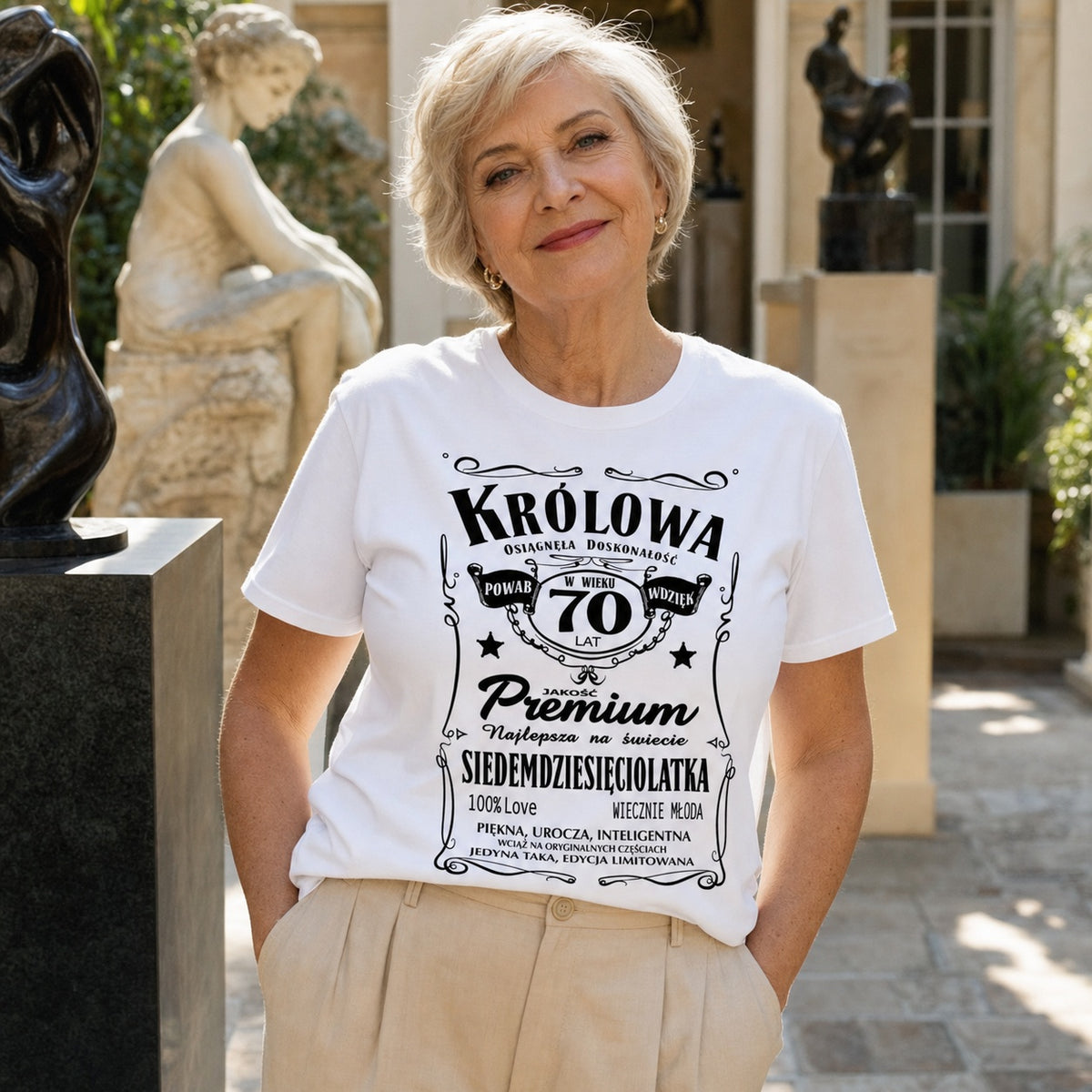 Koszulka Królowa 70 Lat Siedemdziesięciolatka w kolorze białym - kobieta w ogrodzie rzeźb, prezent na 70 urodziny dla kobiety