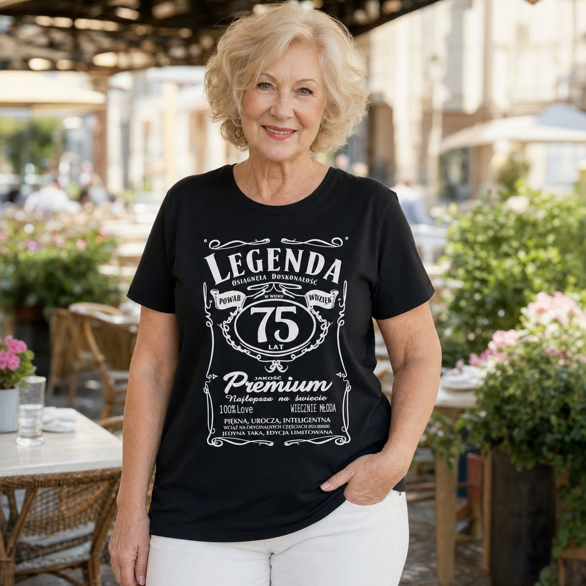 Koszulka Legenda 75 Lat Powab Wdzięk w kolorze czarnym - kobieta w ogródku kawiarni, prezent na 75 urodziny dla kobiety