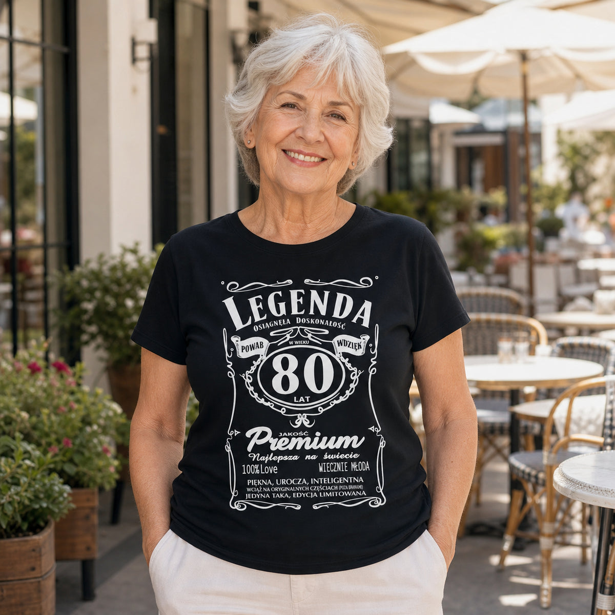 Koszulka Legenda 80 Lat Powab Wdzięk w kolorze czarnym - kobieta w ogródku kawiarni, prezent na 80 urodziny dla kobiety