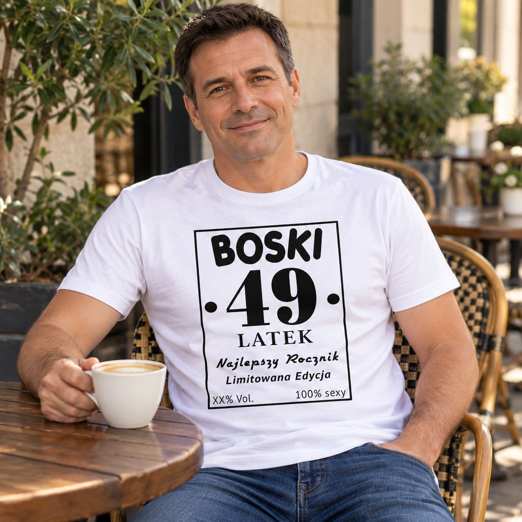 Mężczyzna w białej koszulce „Boski 49-latek” - personalizowany prezent na urodziny dla niego