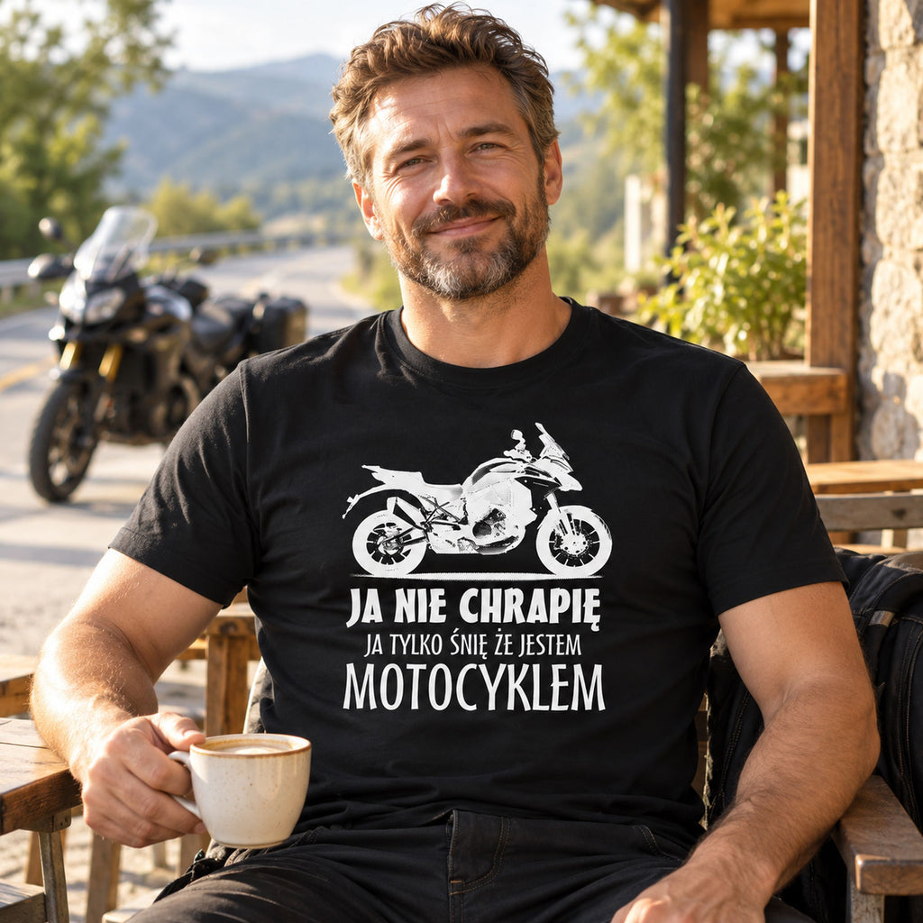 Motocyklista w czarnej koszulce „Ja Nie Chrapię” przy porannej kawie - polska koszulka motocyklowa