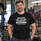 Czarna koszulka „Jedyny Taki Mechanik Na Całym Świecie” - mechanik w warsztacie przy podnośniku, prezent dla mechanika