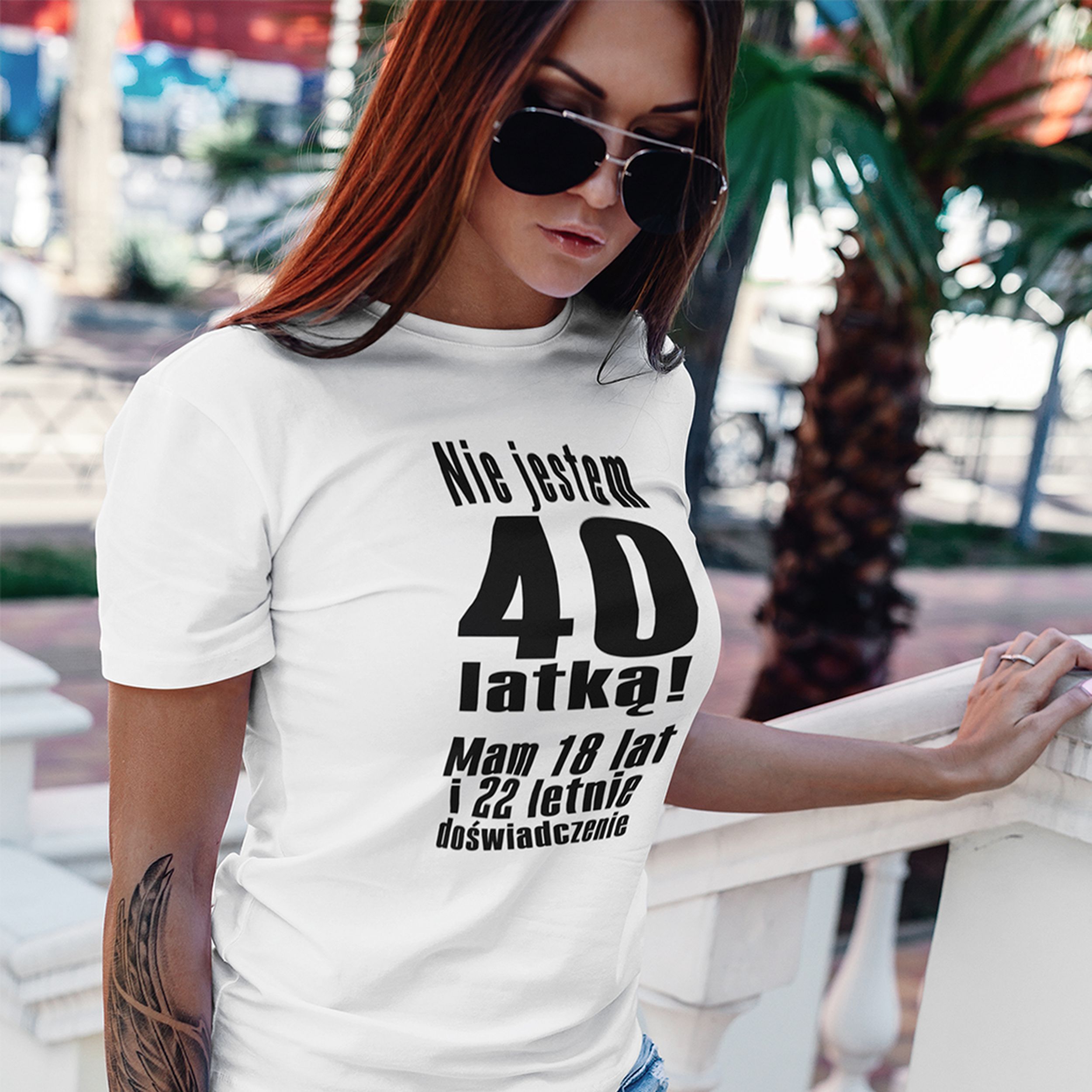 NIE JESTEM 40 LATKĄ - Koszulka na 40 Urodziny dla Niej - zdjęcie lifestyle 1 z 5