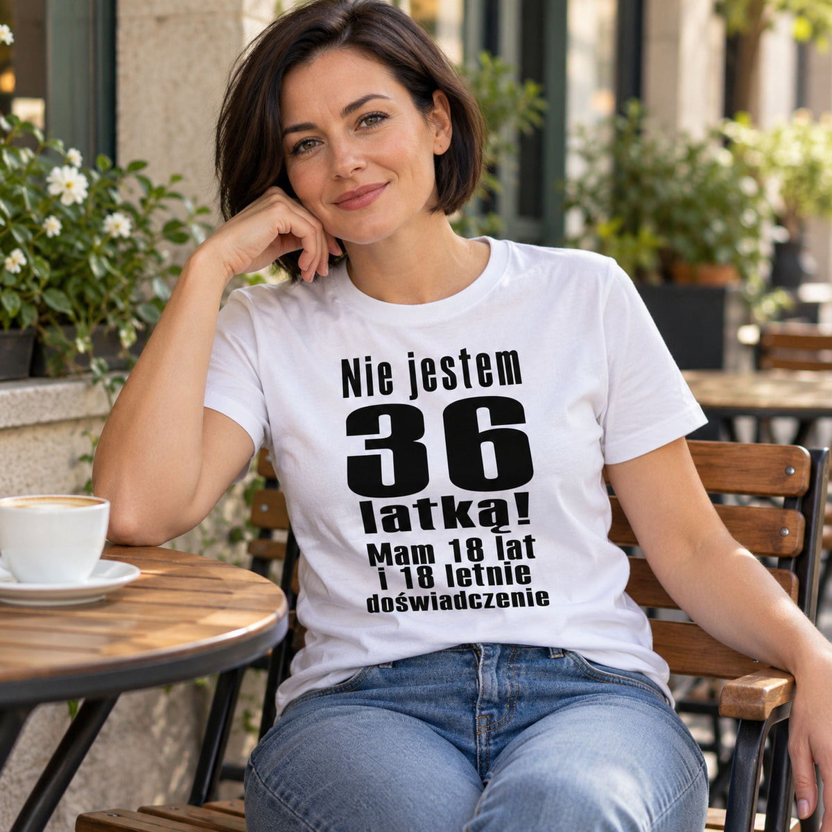 Kobieta w białej koszulce „Nie jestem 36-latką” - śmieszny prezent na urodziny z wiekiem do wpisania