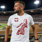 Speedway Polska Koszulka Kibica - koszulka biała na zdjęciu lifestyle na nocnym stadionie