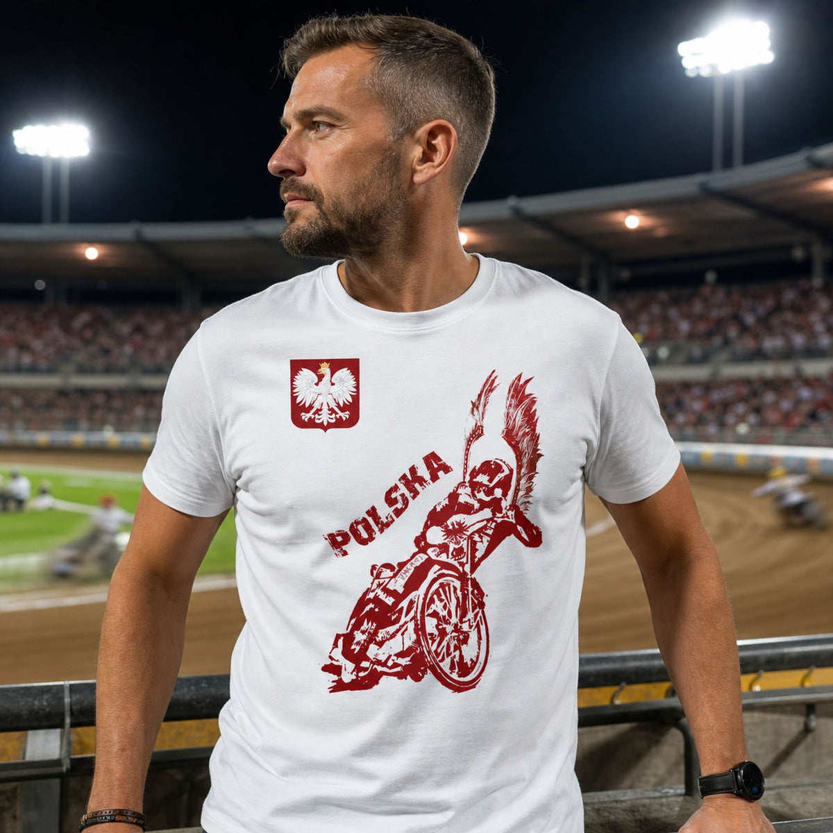 Speedway Polska Koszulka Kibica - koszulka biała na zdjęciu lifestyle na nocnym stadionie