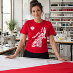 Speedway Polska Koszulka Reprezentacji - koszulka czerwona na zdjęciu lifestyle w pracowni flag
