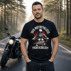 Koszulka Tata Motocyklista w kolorze czarnym - mężczyzna przy motocyklu na leśnej drodze, prezent na Dzień Ojca
