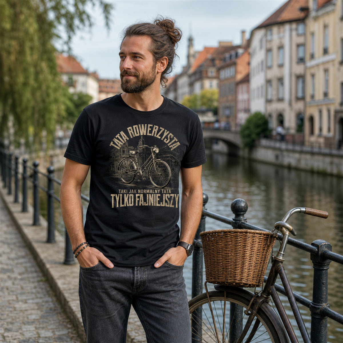 Koszulka Tata Rowerzysta Vintage w kolorze czarnym - mężczyzna z rowerem z koszykiem nad kanałem w mieście, prezent dla taty
