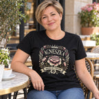 Agnieszka w czarnej koszulce „Królowa jest tylko jedna” z własnym imieniem - personalizowany prezent dla niej