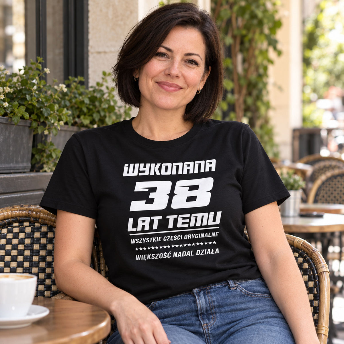 Kobieta w czarnej koszulce „Wykonana 38 lat temu” - zabawny prezent na urodziny z wiekiem do wpisania
