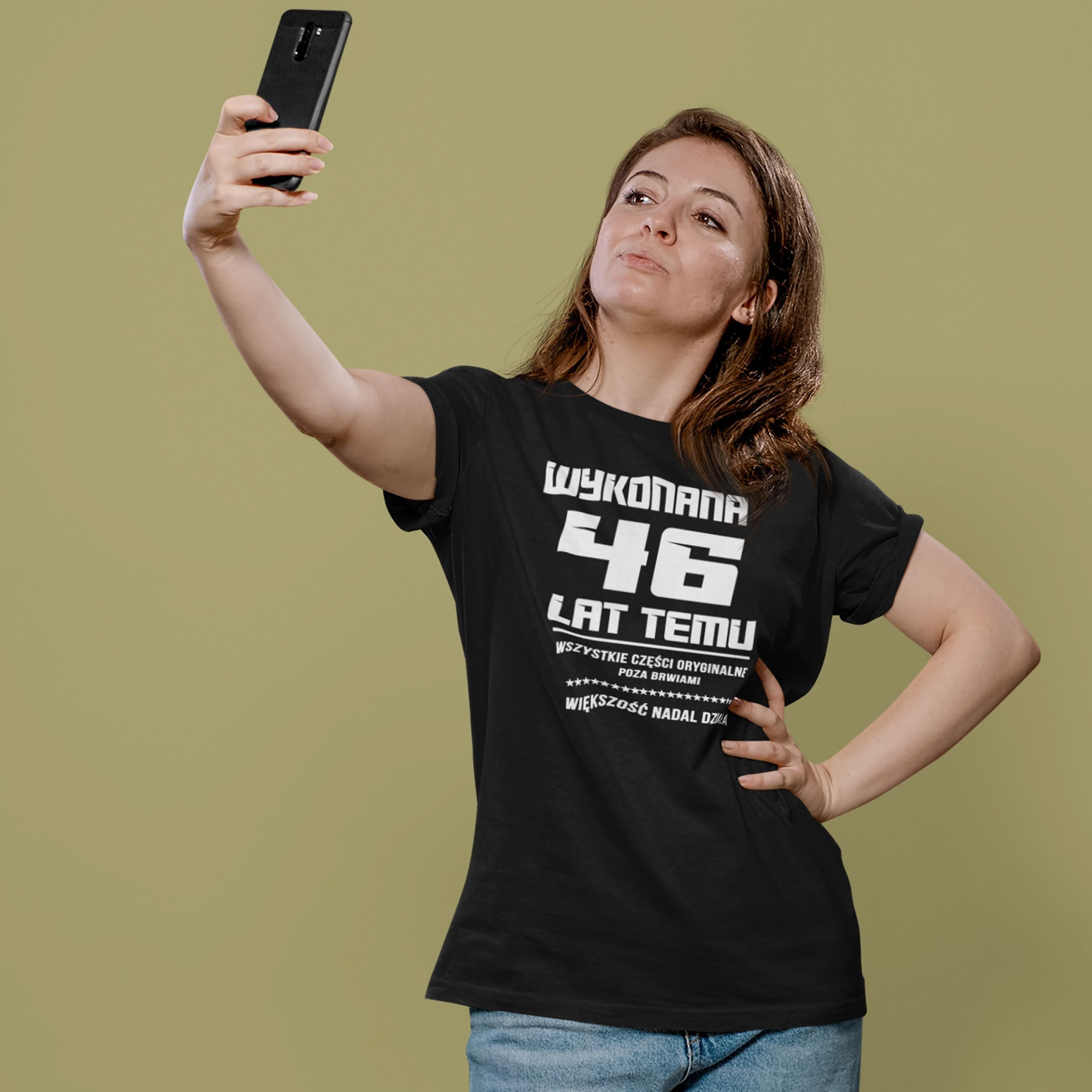 Kobieta robi selfie telefonem - czarna koszulka z wpisanym w nadruk wiekiem: 46