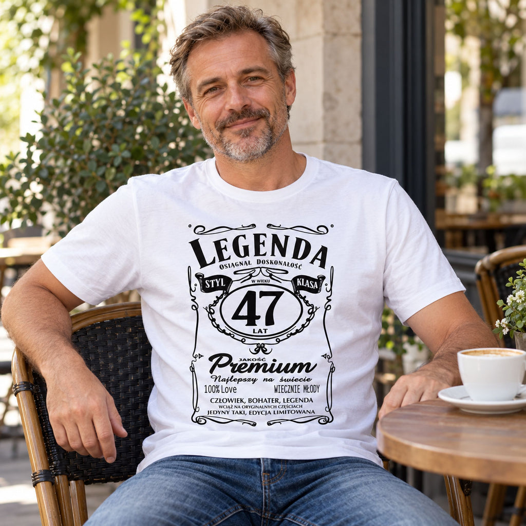 Mężczyzna w białej koszulce „47 lat Legenda Styl Klasa” w stylu etykiety whisky - prezent na urodziny