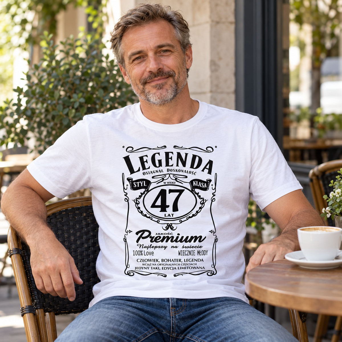 Mężczyzna w białej koszulce „47 lat Legenda Styl Klasa” w stylu etykiety whisky - prezent na urodziny
