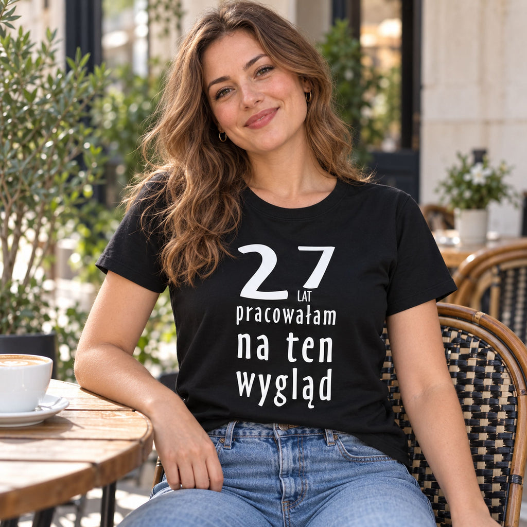 Kobieta w czarnej koszulce „27 lat pracowałam na ten wygląd” - zabawny prezent na urodziny dla niej