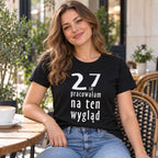 Kobieta w czarnej koszulce „27 lat pracowałam na ten wygląd” - zabawny prezent na urodziny dla niej