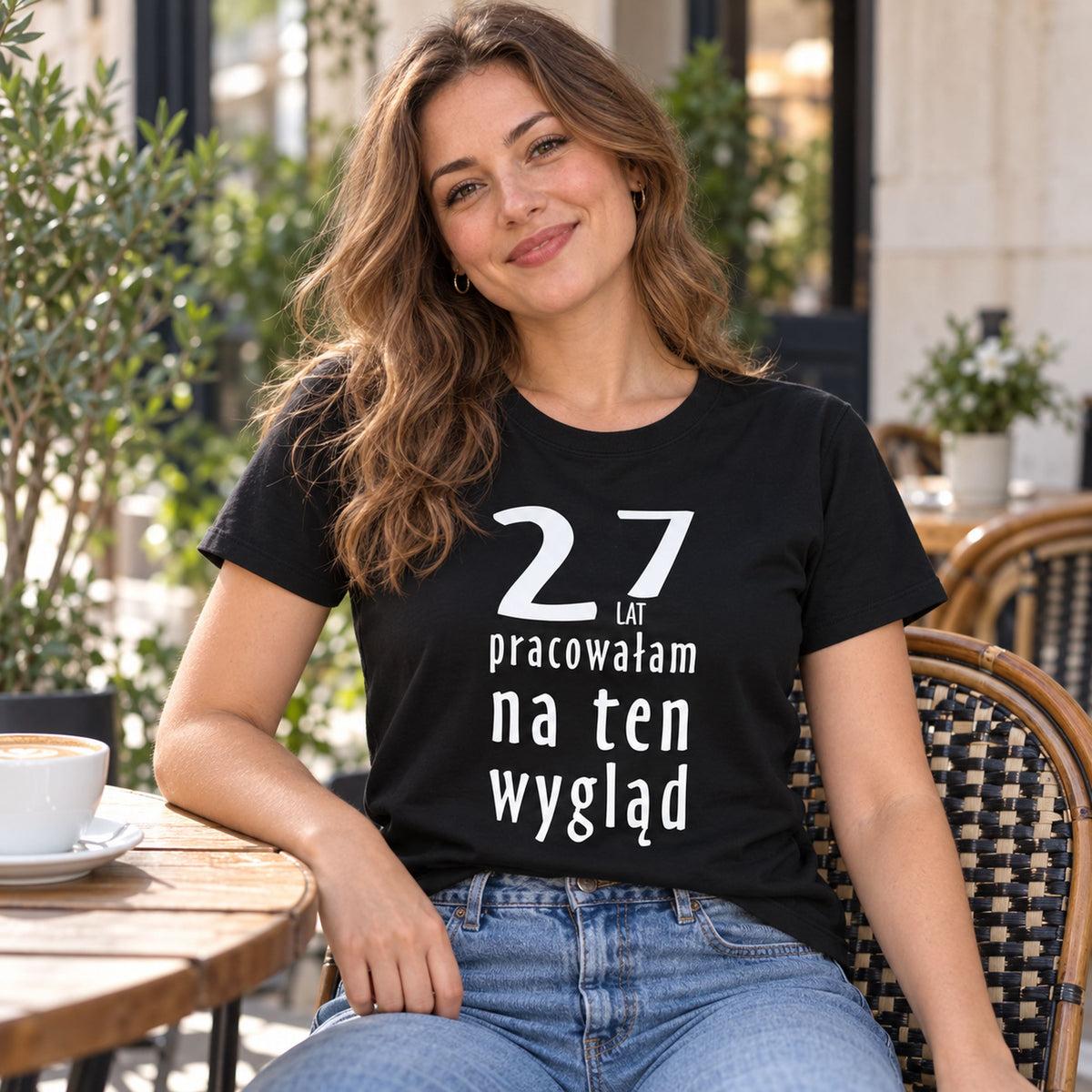 Kobieta w czarnej koszulce „27 lat pracowałam na ten wygląd” - zabawny prezent na urodziny dla niej