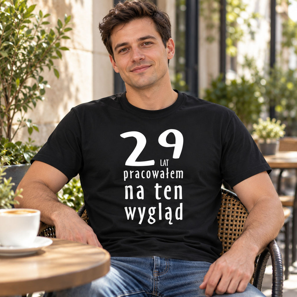 Mężczyzna w czarnej koszulce „29 lat pracowałem na ten wygląd” - zabawny prezent na urodziny dla niego