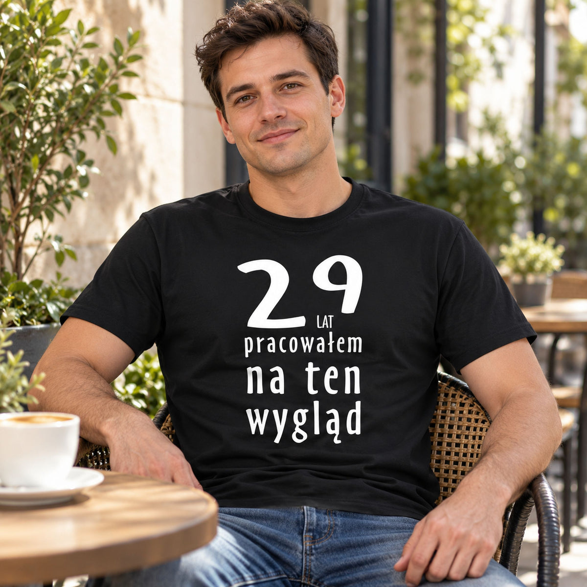 Mężczyzna w czarnej koszulce „29 lat pracowałem na ten wygląd” - zabawny prezent na urodziny dla niego