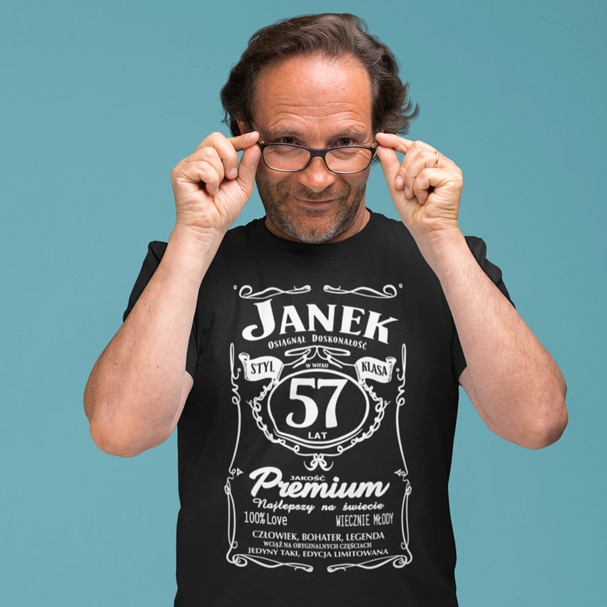 Janek 57 lat w czarnej koszulce z imieniem i wiekiem w stylu etykiety whisky - personalizowany prezent na urodziny