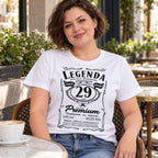 Kobieta w białej koszulce „29 lat Urodziny Legenda Powab Wdzięk” - personalizowany prezent dla niej