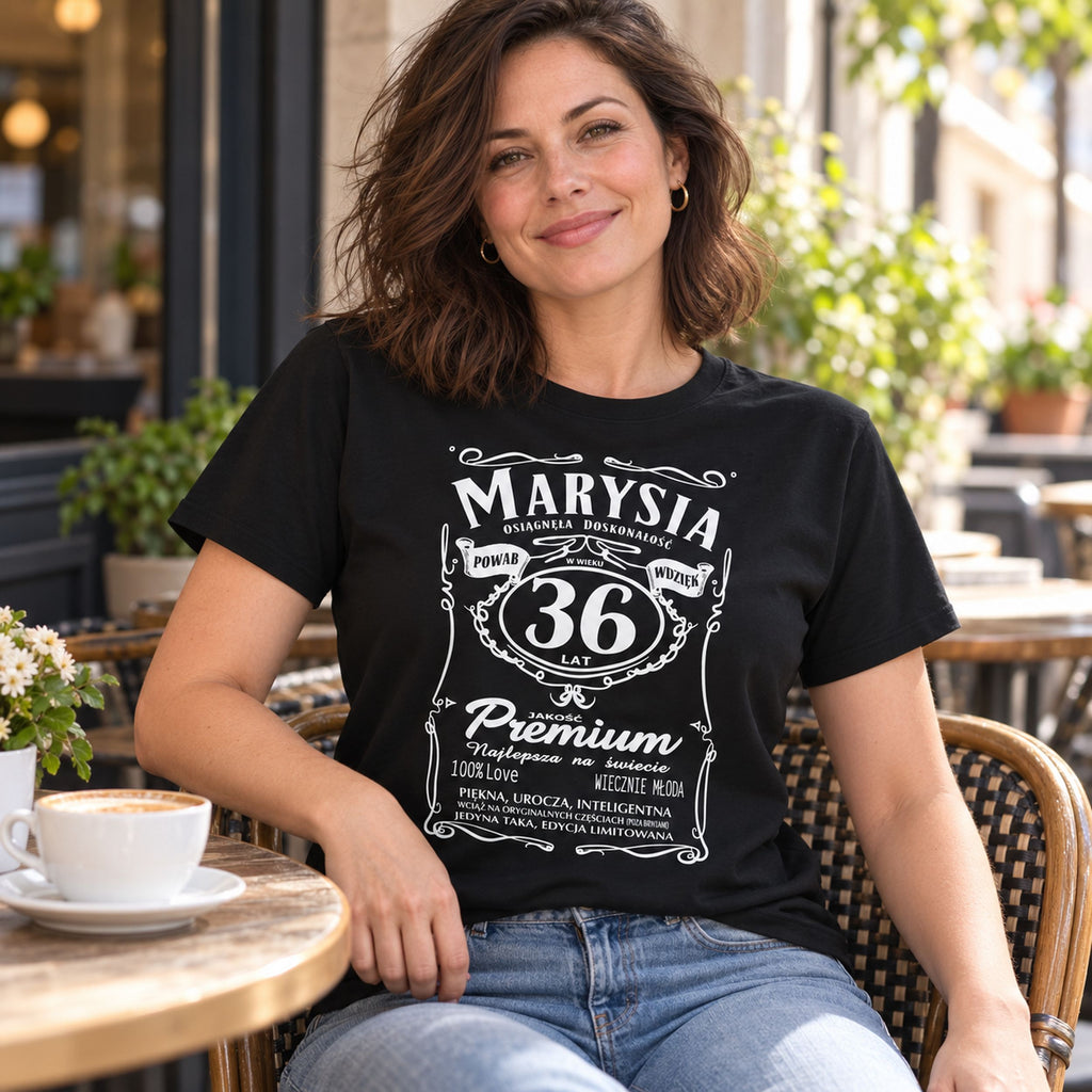 Marysia 36 lat w czarnej koszulce urodzinowej „Powab Wdzięk” z imieniem i wiekiem - prezent dla niej